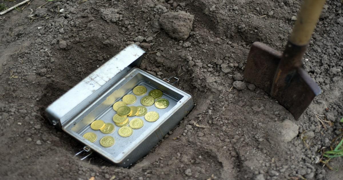 hiding gold coins in a box in the ground spade